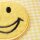 Applikation Smiley auf gelbem/weißem Stoff
